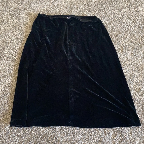Lands end black crushed velvet skirt - Picture 2 of 3